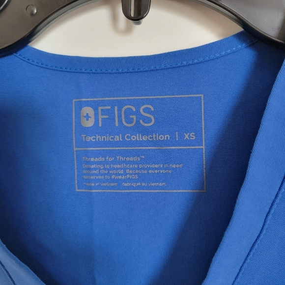 Three FIGS Catarina™ One-Pocket Scrub Top in Capri Blue - Picture 3 of 6